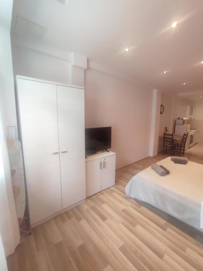 Apartament Deni 10 *